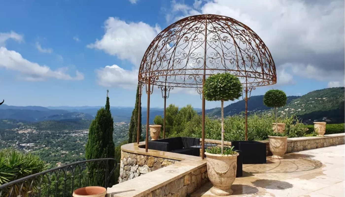 Soigner ses structures en fer forgé grâce à un ferronnier à Nice !